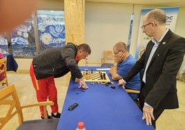 A la izquierda, Gavril Draghici, ganador del torneo, durante la competición en Isla.