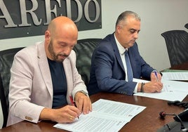 A la izquierda, el alcalde de Laredo, Miguel González; y a la derecha, el consejero de Fomento, Roberto media durante la firma del acuerdo.