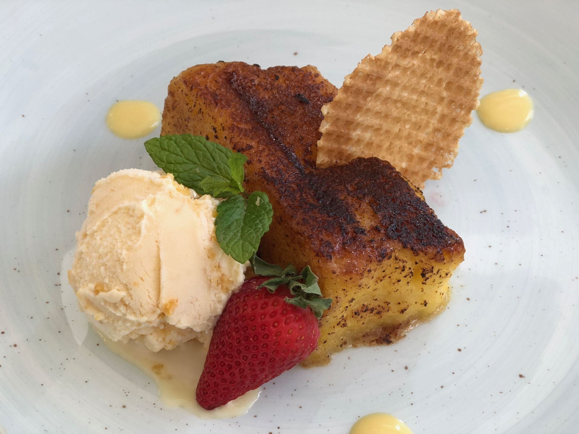 La presentación de este postre es muy versatil pero el helado de queso puede ser su acompañamiento.