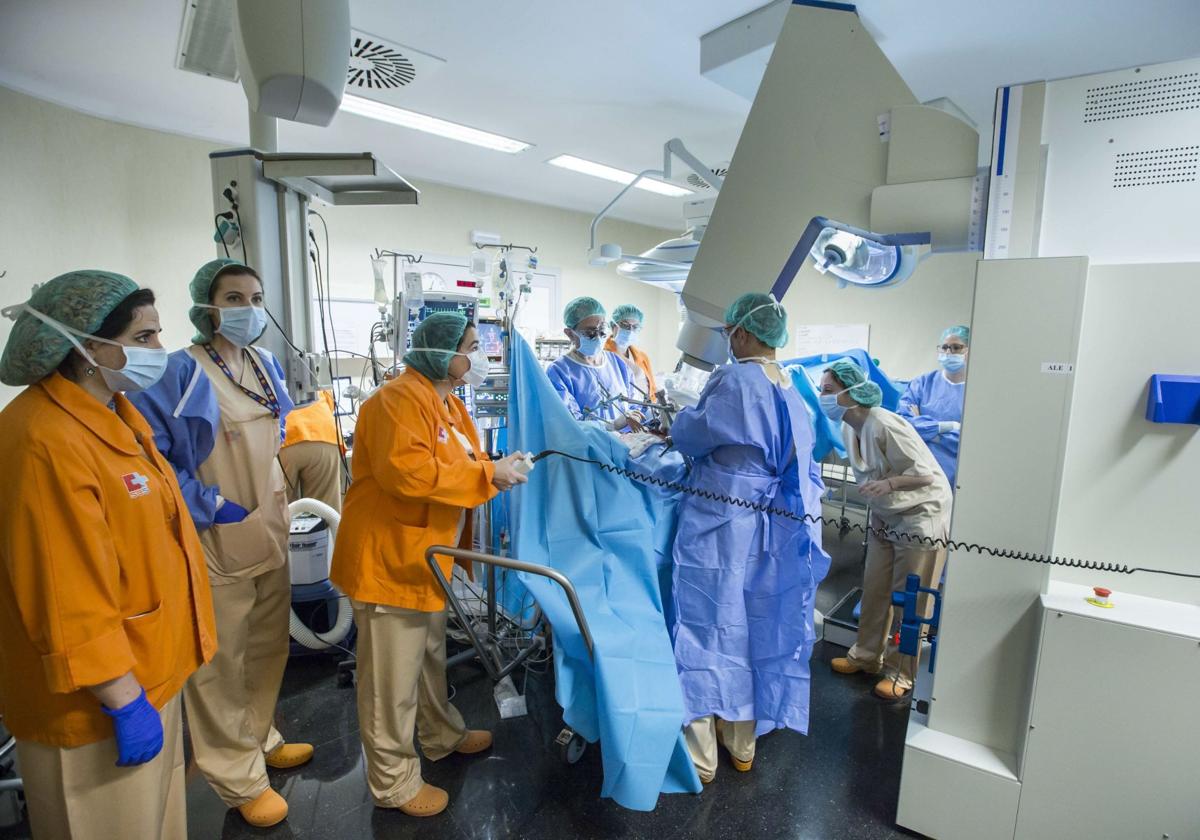 Profesionales sanitarios de Valdecilla, durante una intervención quirúrgica.