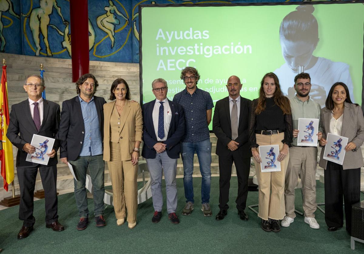 Gema Igual, Pedro Prada y César Pascual, junto a los médicos e investigadores reconocidos por la AECC en el Palacio de Festivales