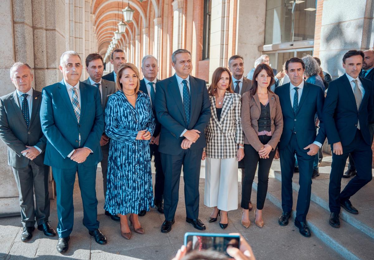 El consejero cántabro, Roberto Media, junto a sus homólogos del PP durante la celebración en Madrid de la Conferencia de Vivienda.