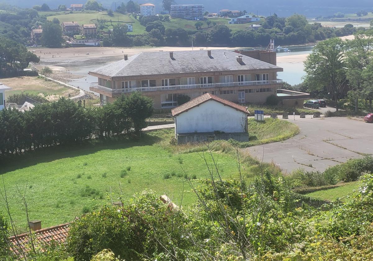 Los dos hoteles Miramar en San Vicente de la Barquera.