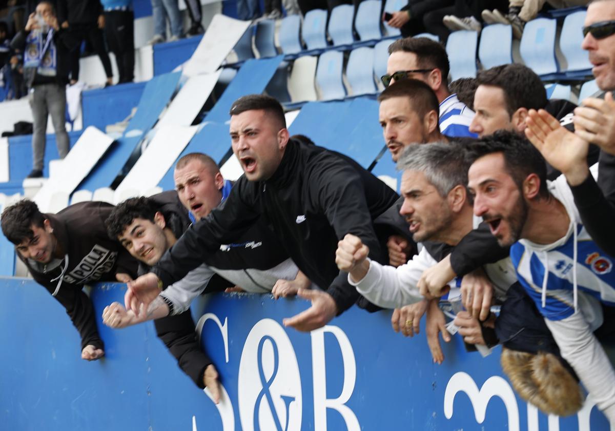 Aficionados de la Gimnástica animan al equipo durante el partido ante el Guijuelo que se disputó en El Malecón.