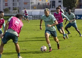 Arana conduce el balón ante Marco Sangalli y Manu Hernando en la sesión de ayer.