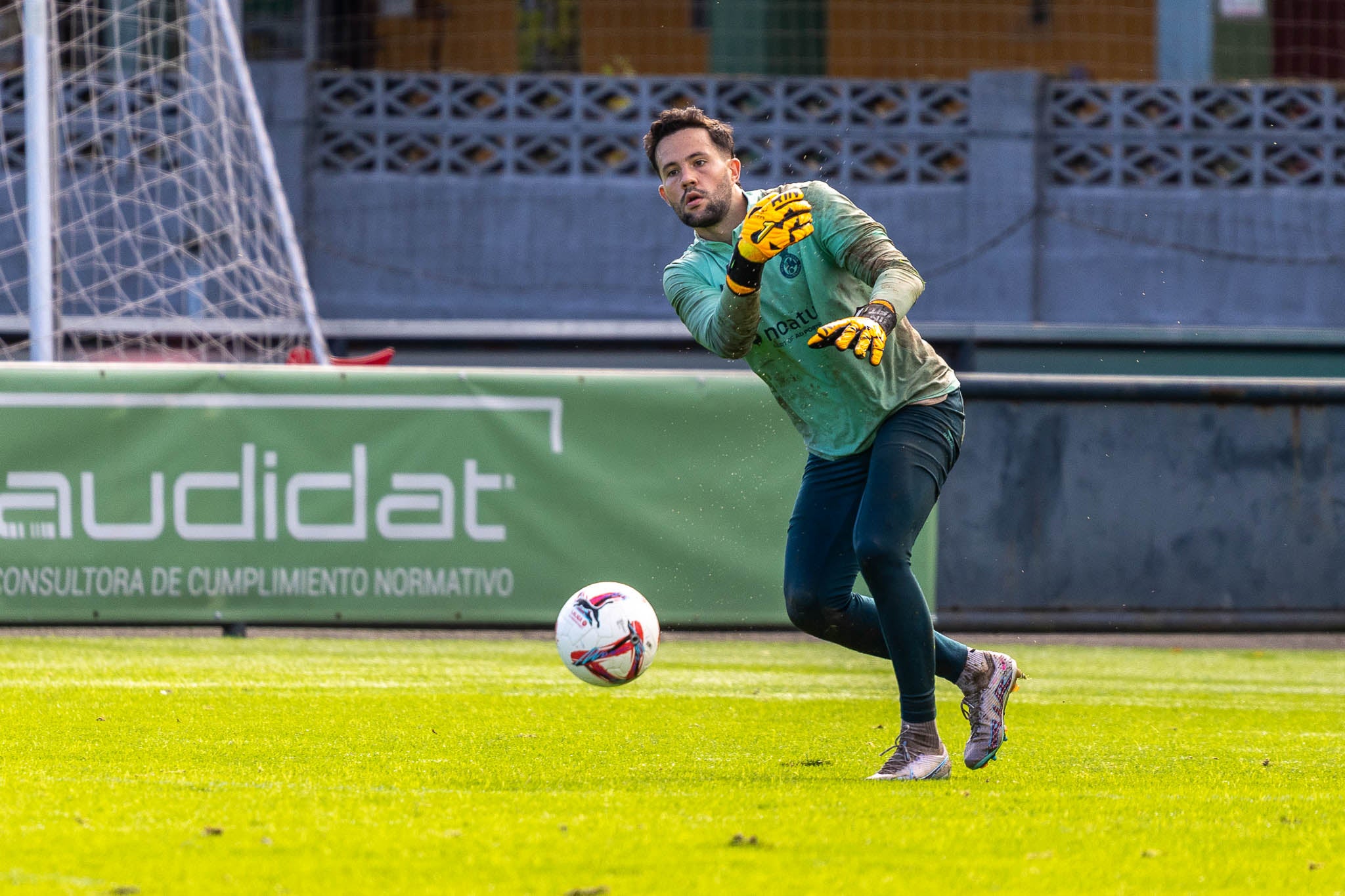 Parera desplaza el balón con la mano. 