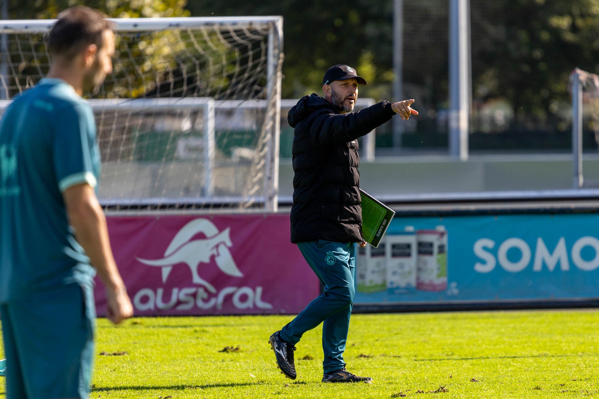 José Alberto da instrucciones a sus futbolistas.