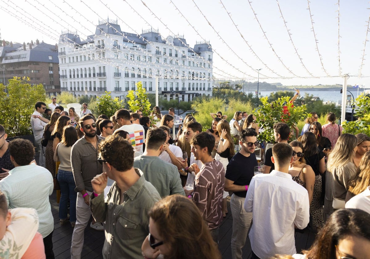 Jóvenes en una fiesta en la terraza del Casino este verano.