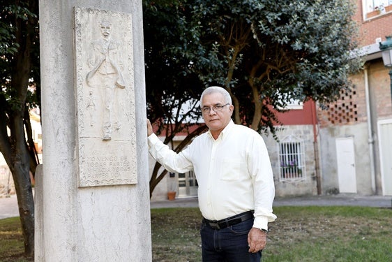 González en el relieve que homenajea a José Martí, fundador de la revolución cubana en Torrelavega.