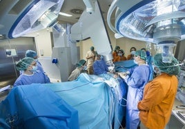 Intervención quirúrgica en el Hospital Universitario Marqués de Valdecilla.