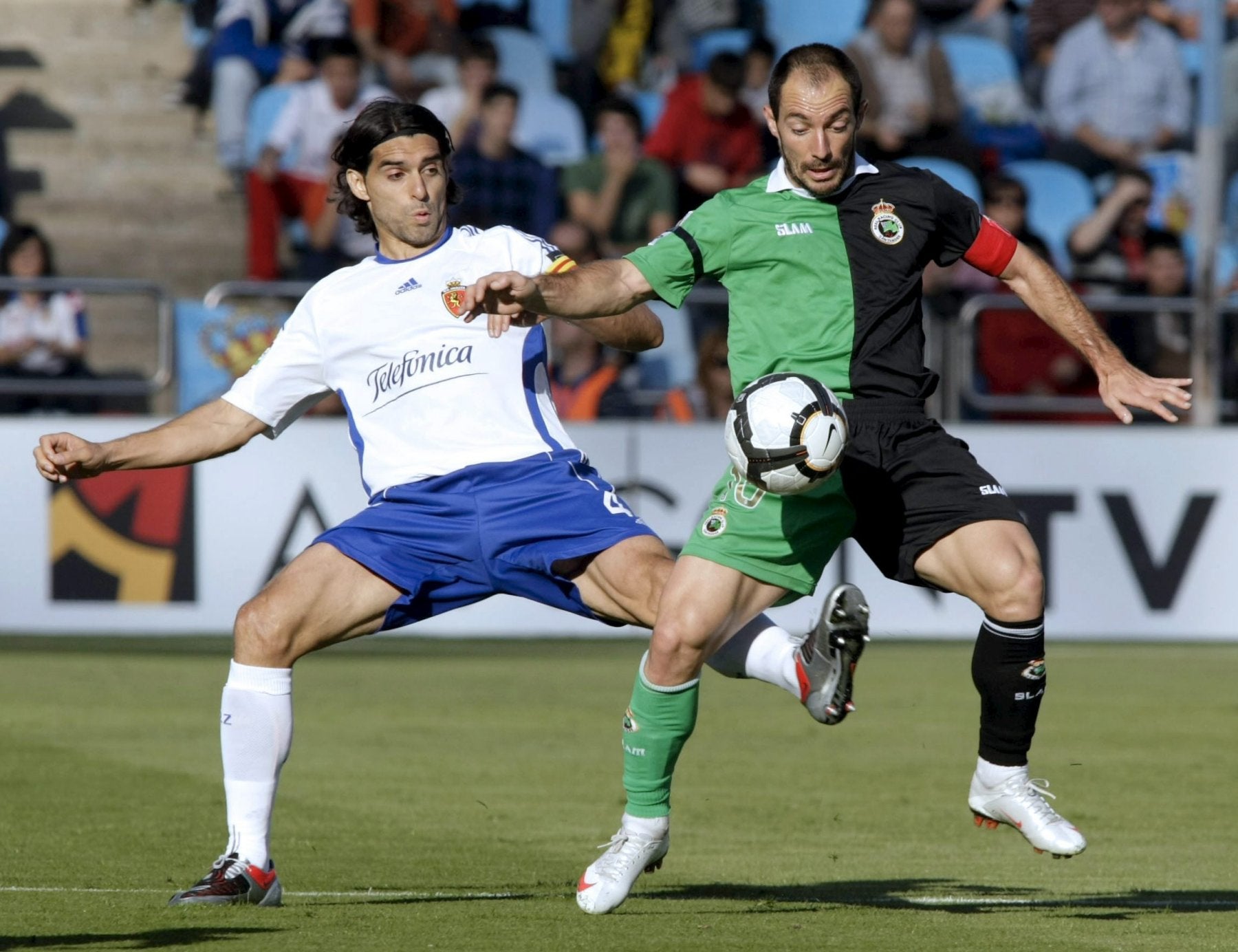 Munitis protege el balón ante Ayala en la visita del Racing a La Romareda en 2009. Era Primera División.