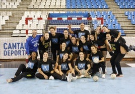 Debut. La plantilla del Balonmano Pereda posa en La Albericia, donde arranca la Liga hoy.