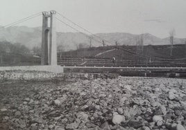 El puente colgante se levantó en los años 40 del pasado siglo sobre el río Besaya, entre Los Corrales y San Felices de Buelna.