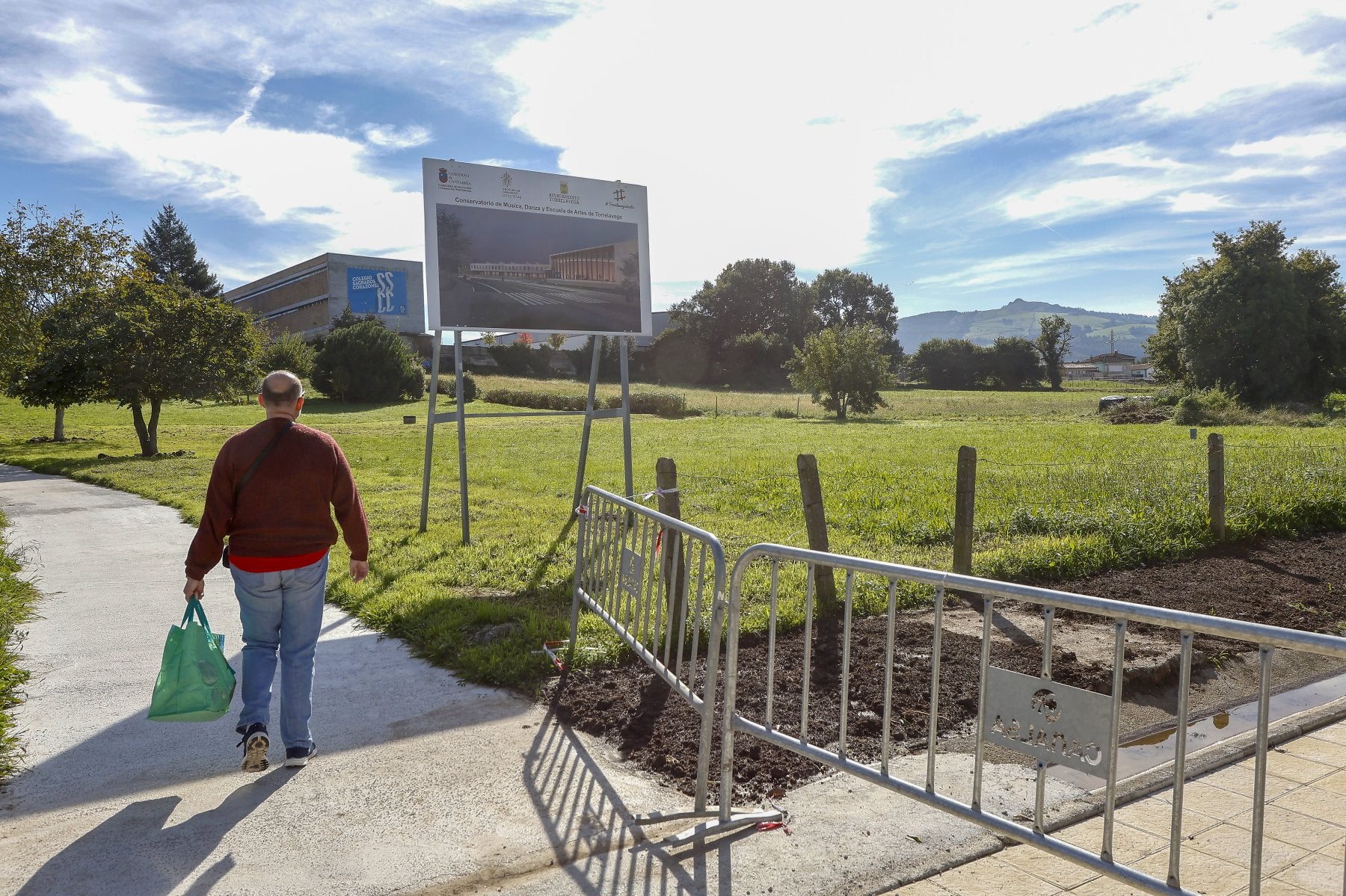 Un vecino camina frente a la finca del Conservatorio, donde permanece la infografía del proyecto.