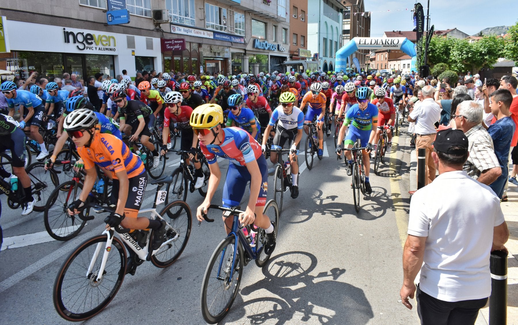 Salida de una de las etapas de la Vuelta al Besaya de 2023 en Los Corrales de Buelna.