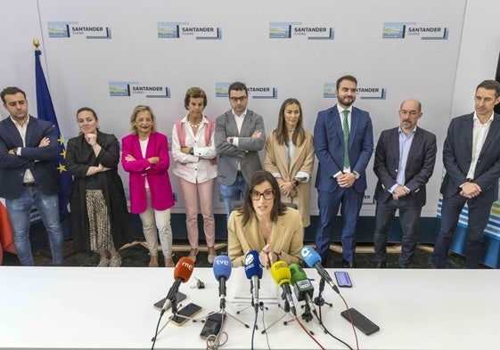 La alcaldesa de Santander, Gema Igual, haciendo balance del primer año de legislatura, acompañada de –de izquierda a derecha– Fran Arias, Noemí Méndez, Isabel Gómez-Barreda, Beatriz Pellón, Daniel Portilla, Zulema Gancedo, Javier García, Álvaro Lavín y Eduardo Castillo.