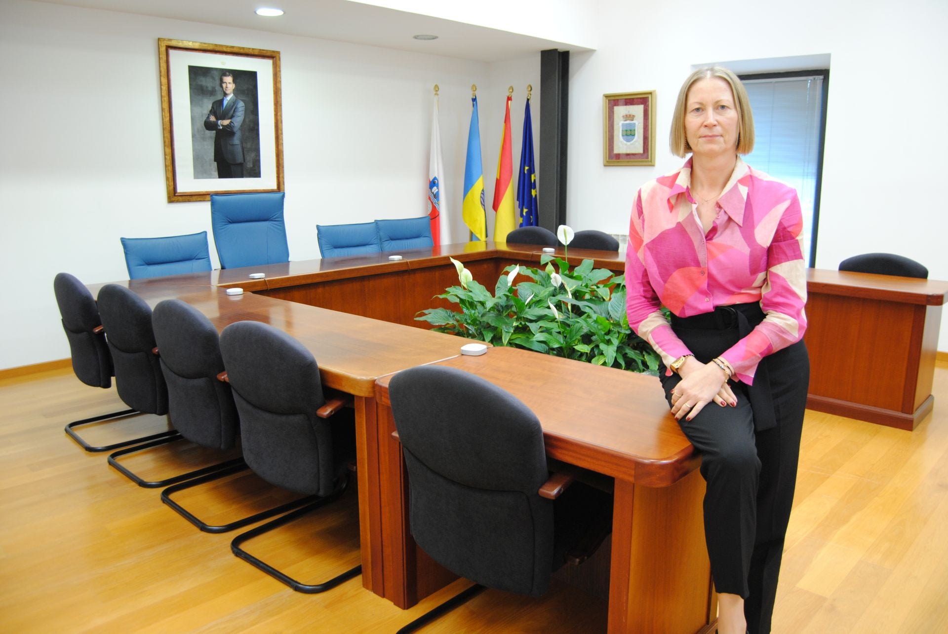 t Gloria Sierra, en el salón de plenos del Ayuntamiento de Entrambasaguas.