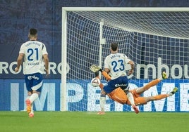 Mario Soberón, del Zaragoza, conduce el balón ante el racinguista Andrés Martín