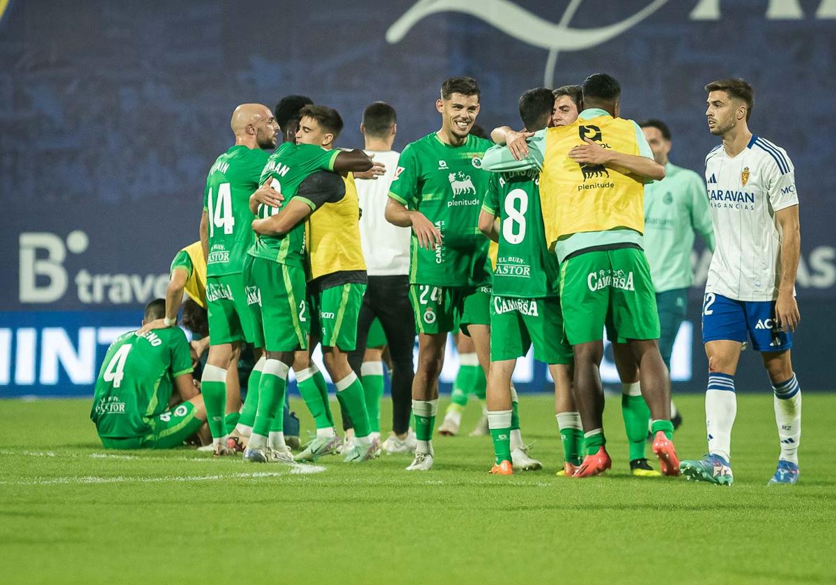 Los jugadores celebran la victoria