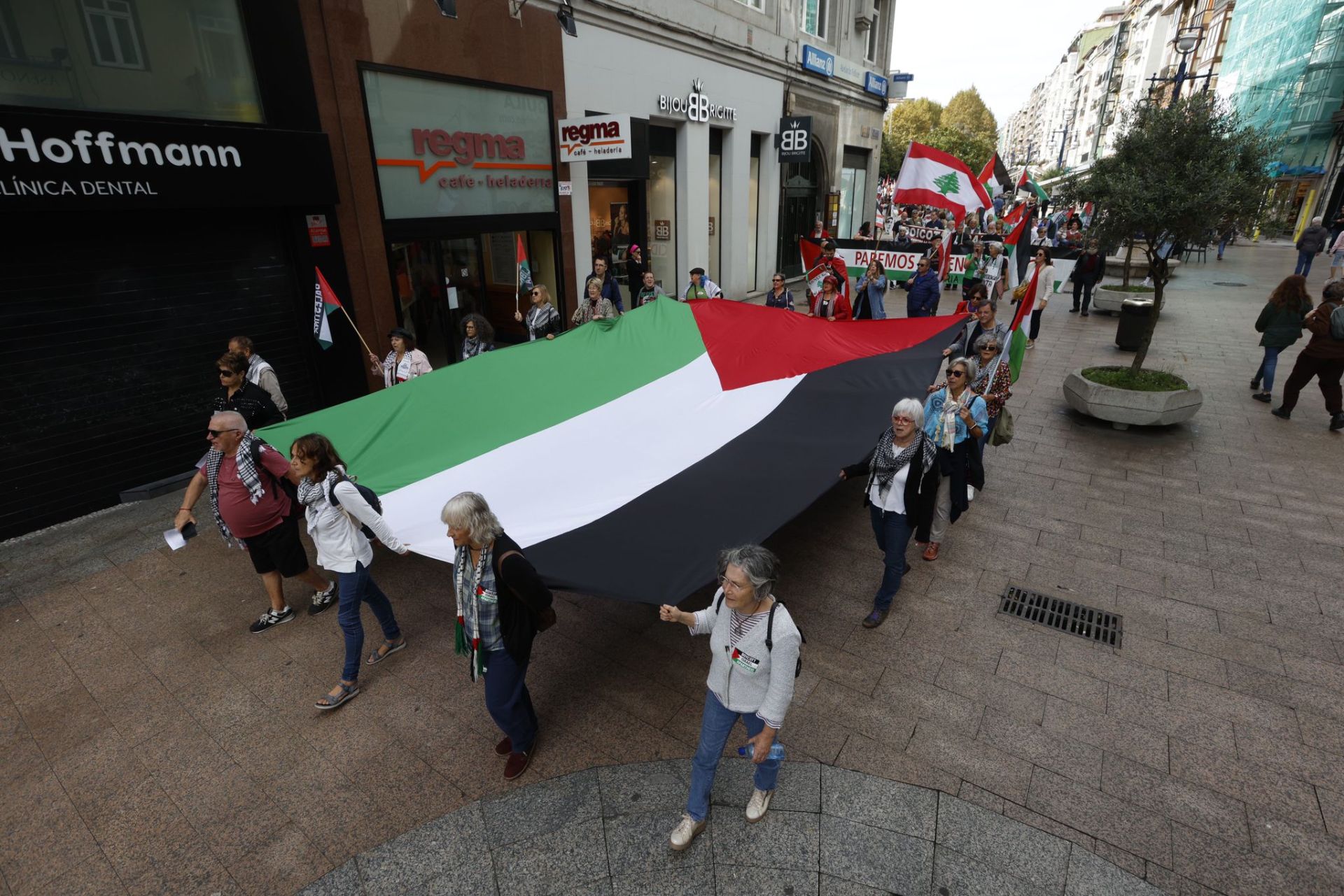 Una bandera gigante de Palestina ha liderado la marcha desde la Plaza Numancia hasta la Plaza del Ayuntamiento.