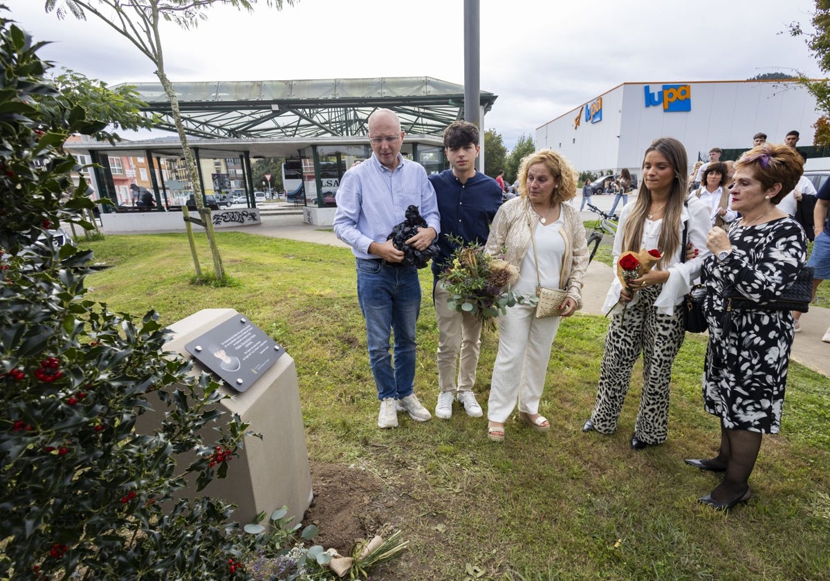 La familia de Pablo Gorostiza junto al acebo y la placa que recuerdan al joven.