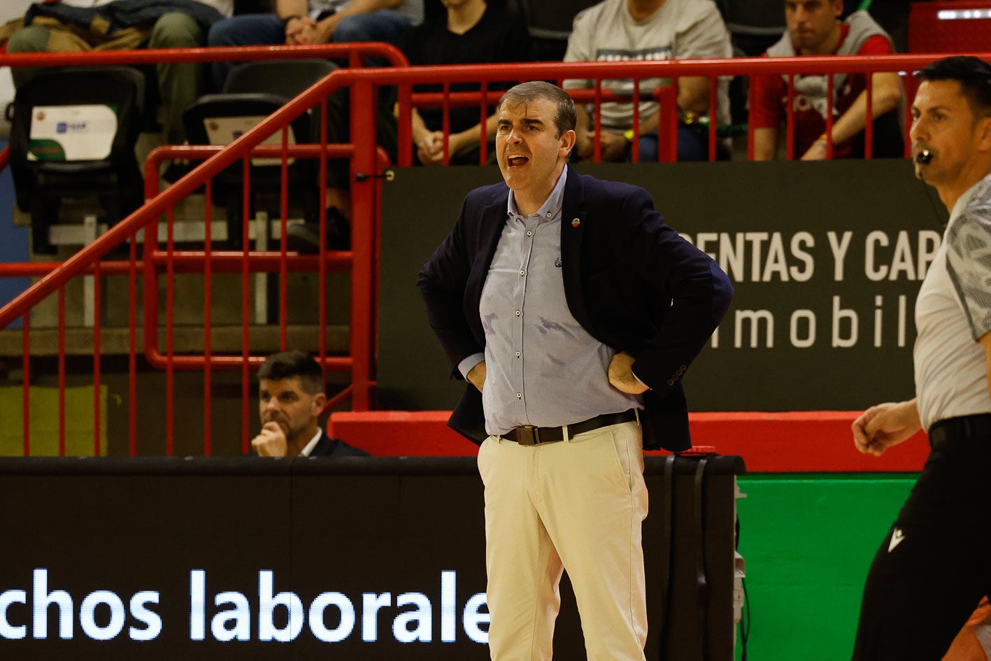 David Mangas da instrucciones a sus jugadores durante el partido de ayer.