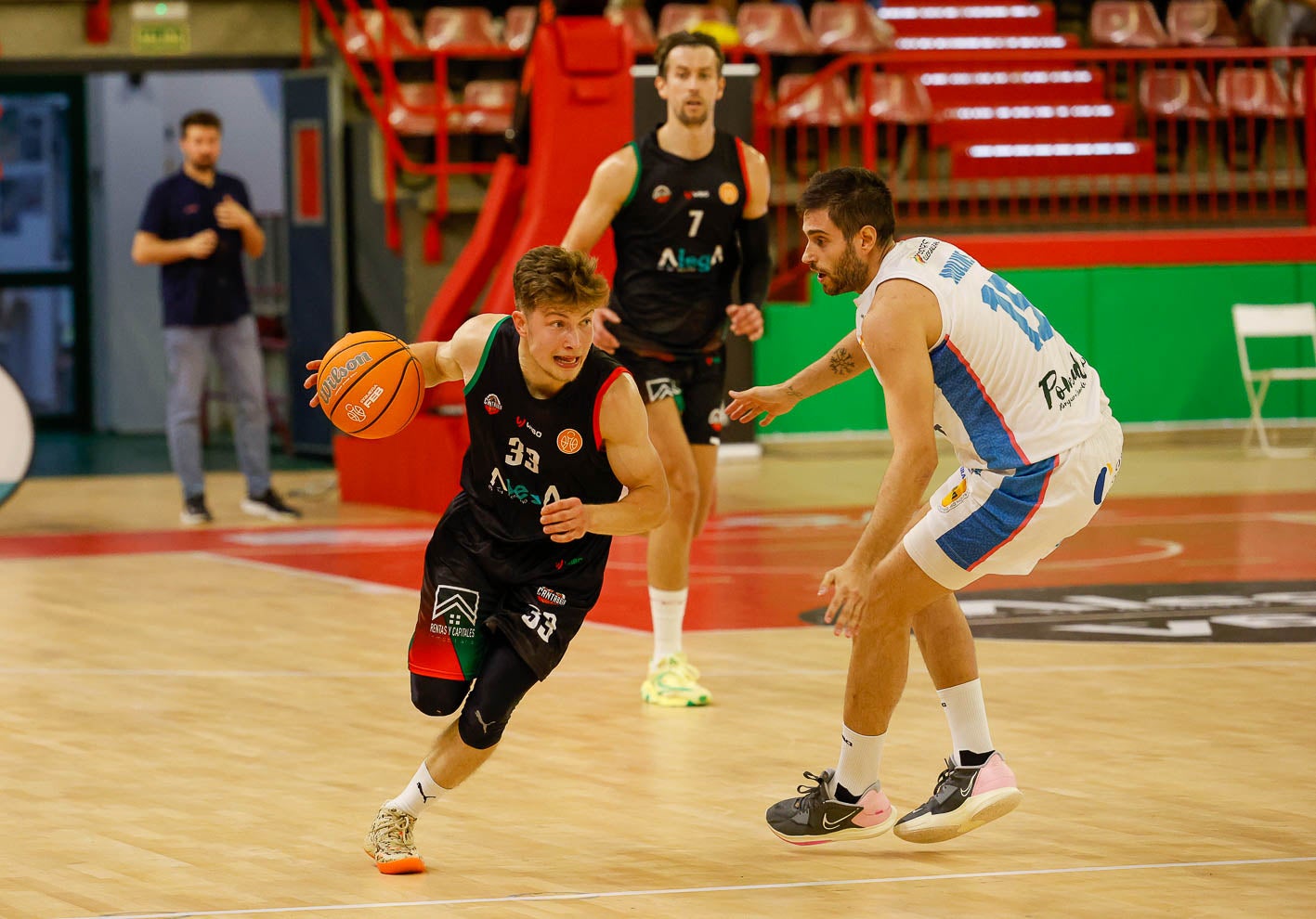 Hundt conduce la pelota, escoltado por un jugador visitante y con su compañero Mirza Bulic detrás