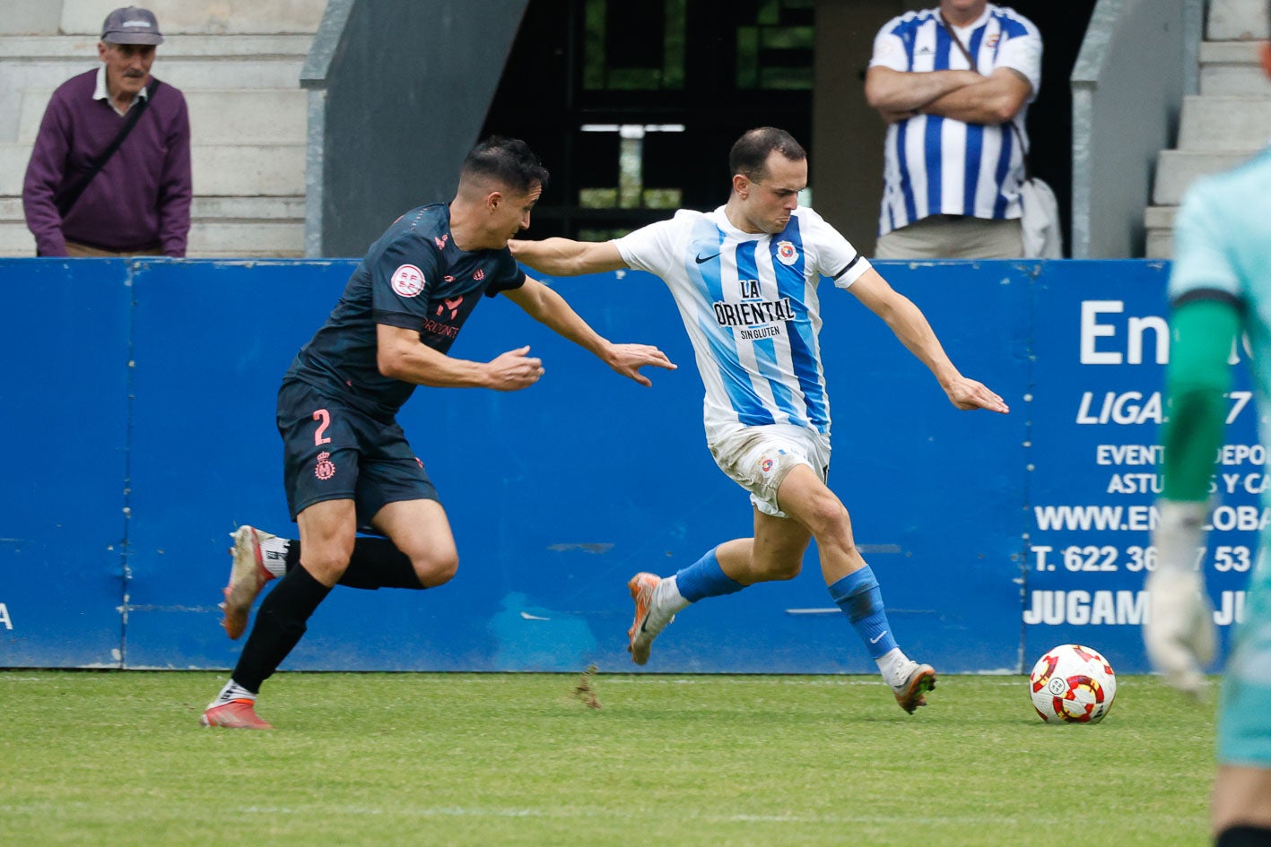 Saúl García, en conducción mientras un jugador del Avilés trata de frenarlo. 