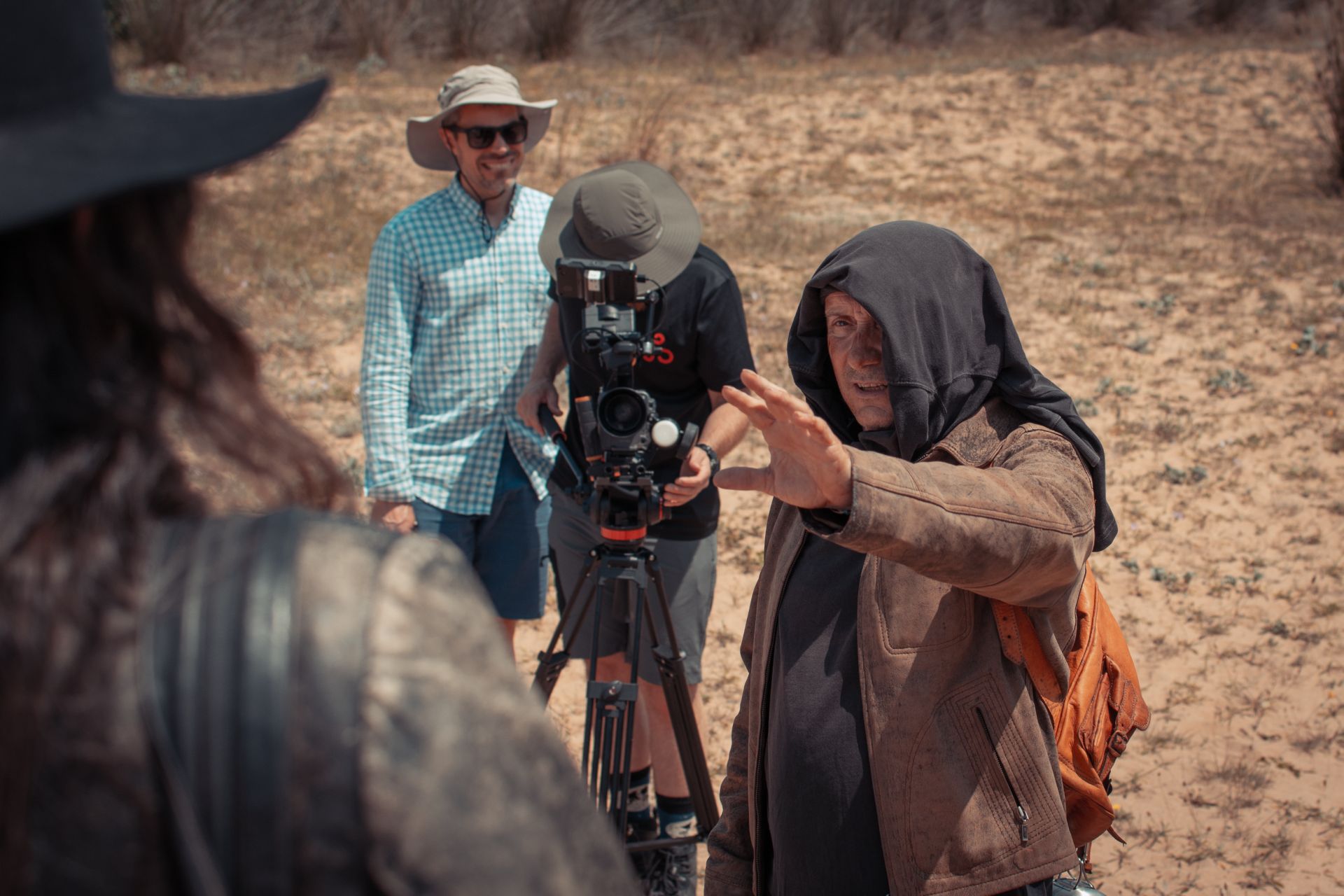 Alfonso Escalada interpreta una secuencia. Detrás, José Carlos Rojo y Alfonso Helguera, director de fotografía, supervisan la toma.