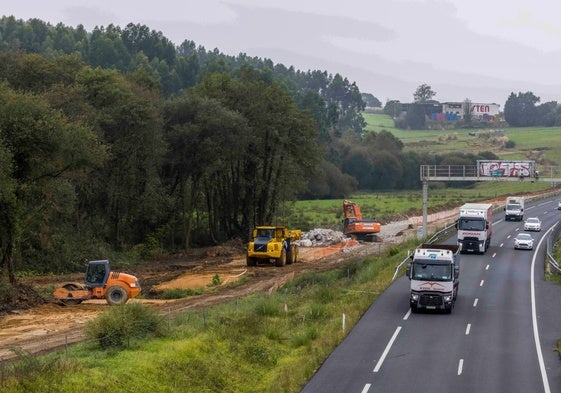 Máquinas trabajando en el margen de la autovía en sentido Torrelavega-Santander en la zona de Gornazo