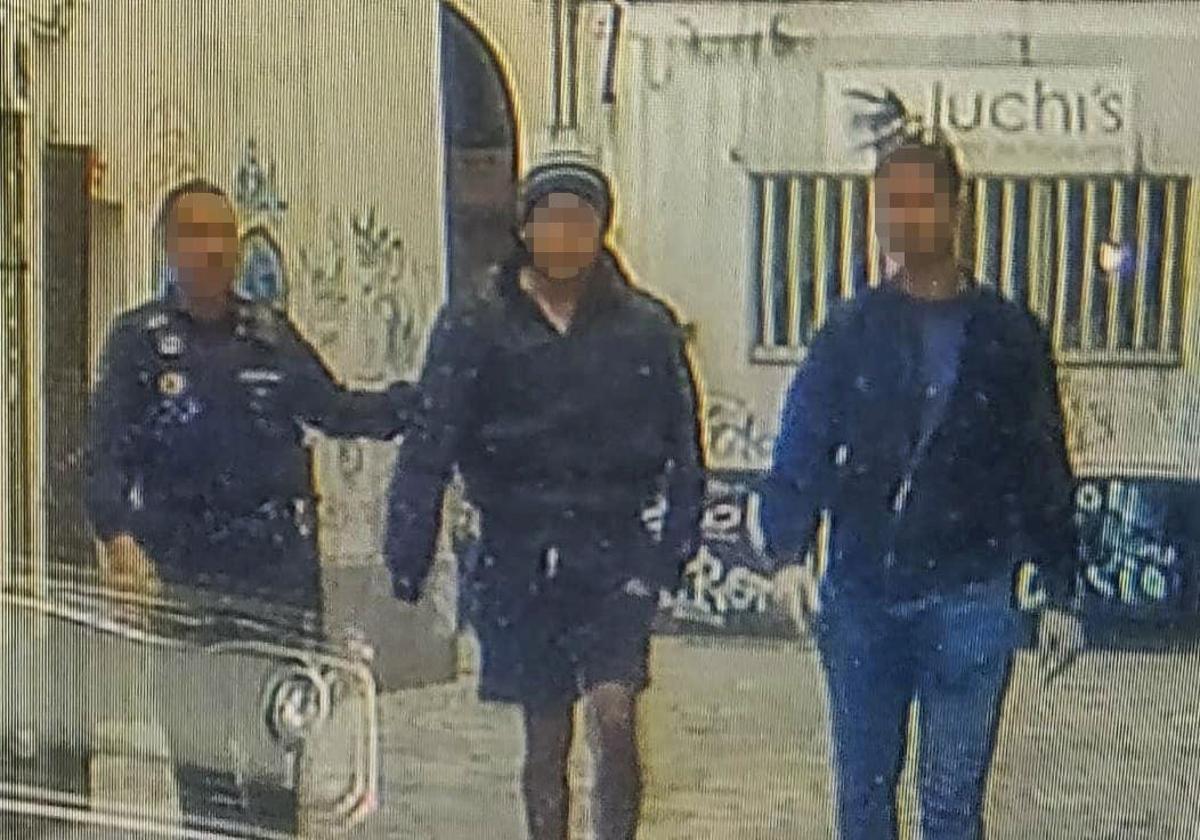 Un agente de la Policía Local y otro de la Guardia Civil trasladan al detenido a los calabozos.