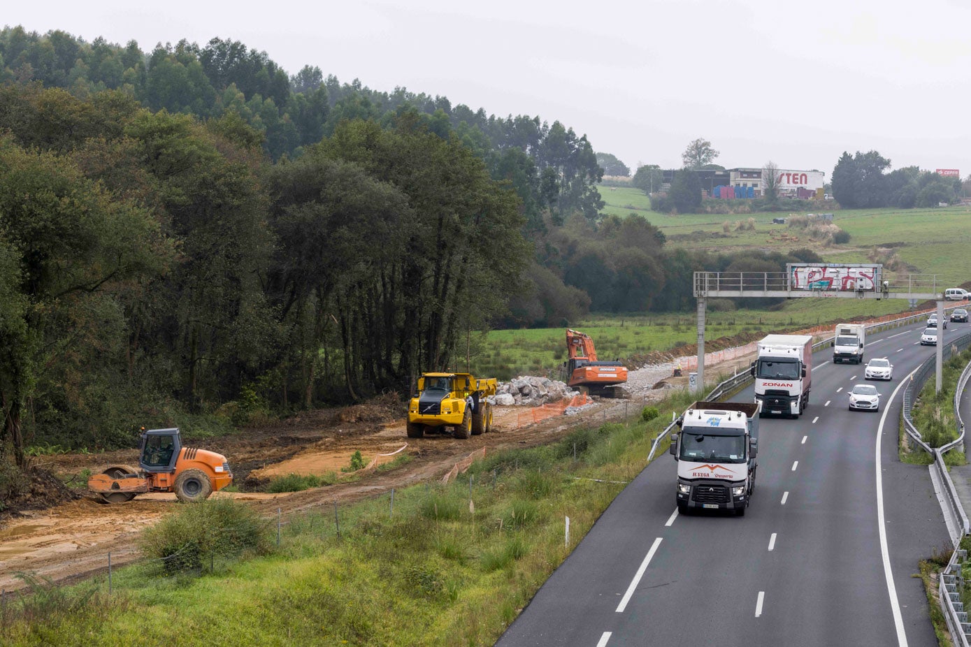 Máquinas trabajando en el margen de la autovía en sentido Torrelavega-Santander en la zona de Gornazo.