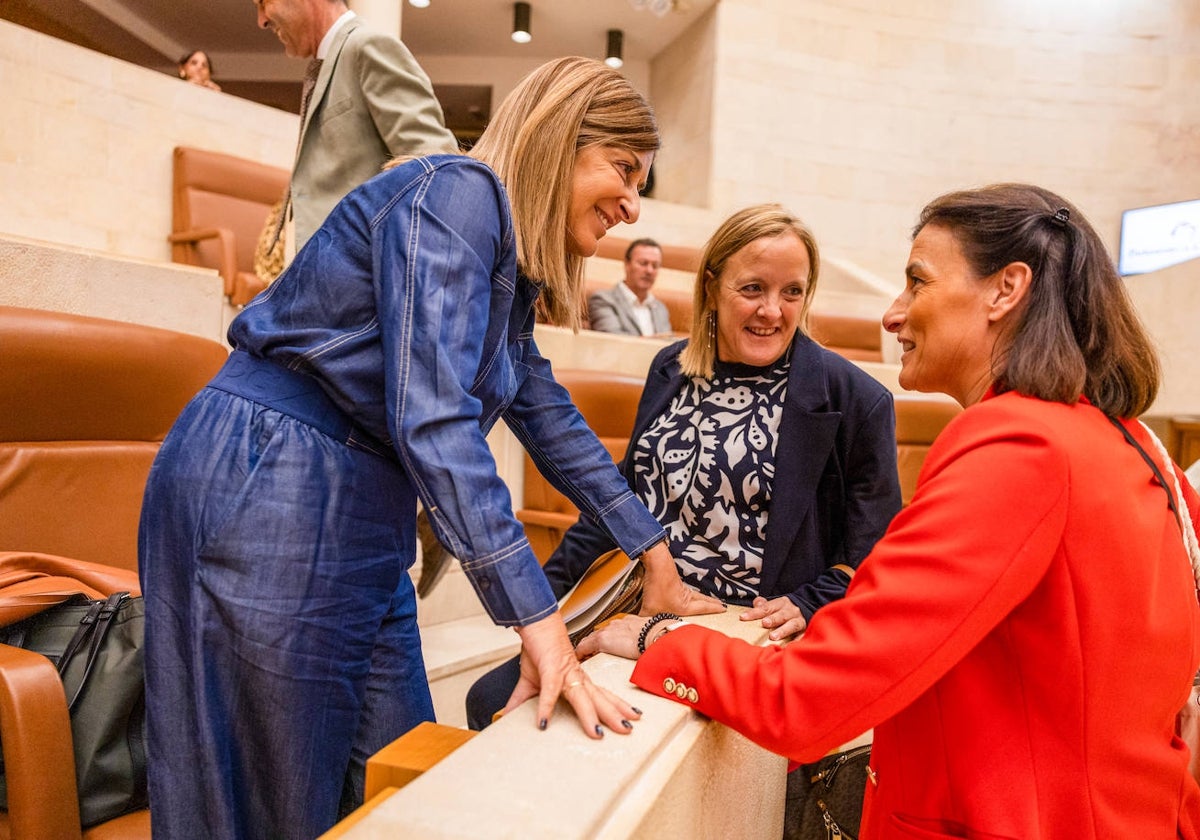 María José Sáenz de Buruaga saluda a Gema Igual en presencia de Isabel Urrutia en los prolegómenos de la sesión plenaria de ayer.