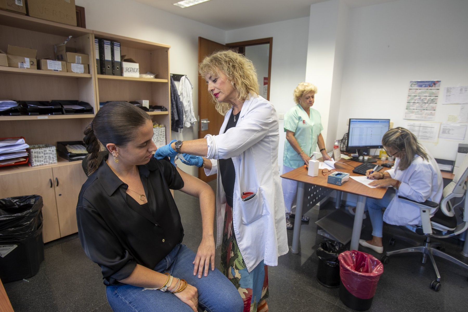 Lauri Viadero, del personal administrativo del centro de salud Sardinero, vacunándose ayer contra la gripe.