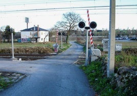 Un tren atraviesa uno de los dos pasos a nivel de Santa Cruz de Bezana que serán eliminados.