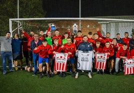 Los jugadores y técnicos del Selaya posan en El Castañal antes de un entrenamiento y de su viaje a La Coruña para enfrentarse al San Tirso.