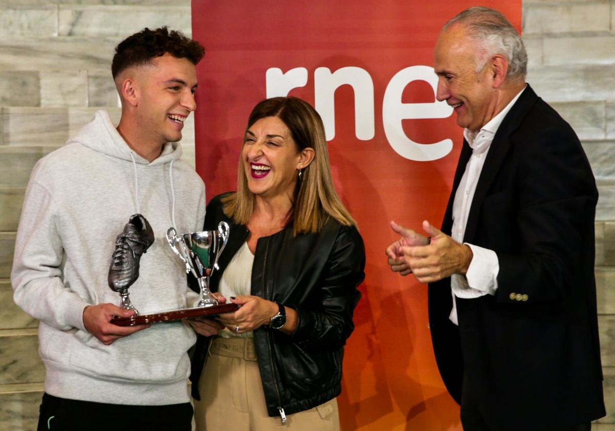 Íñigo Vicente recibe el Trofeo Chisco de las manos de la presidenta de Cantabria, María José Sáenz de Buruaga.