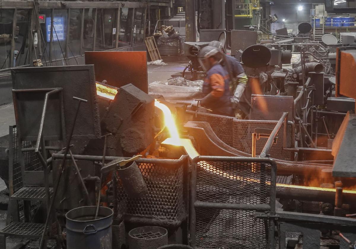 Trabajadores en una planta industrial de Cantabria.