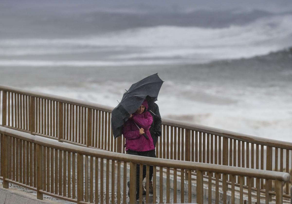 Foto de archivo. Día de viento y lluvia, en Santander.