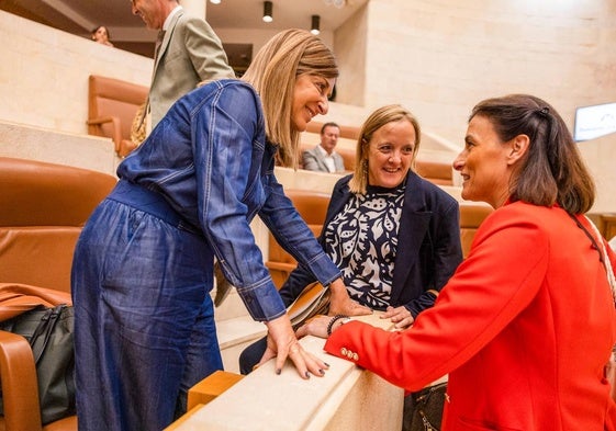 María José Sáenz de Buruaga saluda a Gema Igual en presencia de Isabel Urrutia en los prolegómenos de la sesión plenaria de ayer.