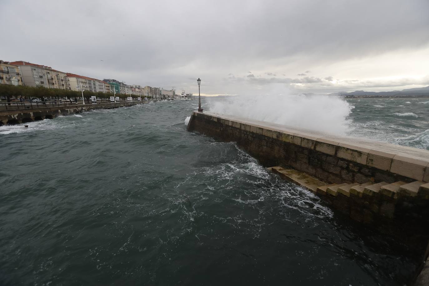 Las olas pasan por encima del dique del Palacete del Embarcadero, frente al Paseo de Pereda de Santander