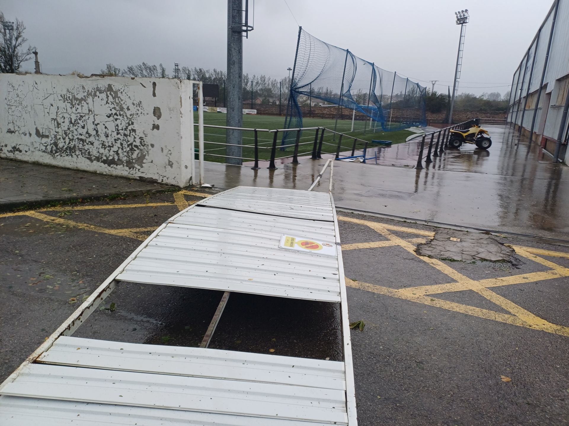 El viento arranca de cuajo la puerta del campo de fútbol San Francisco, en Reinosa