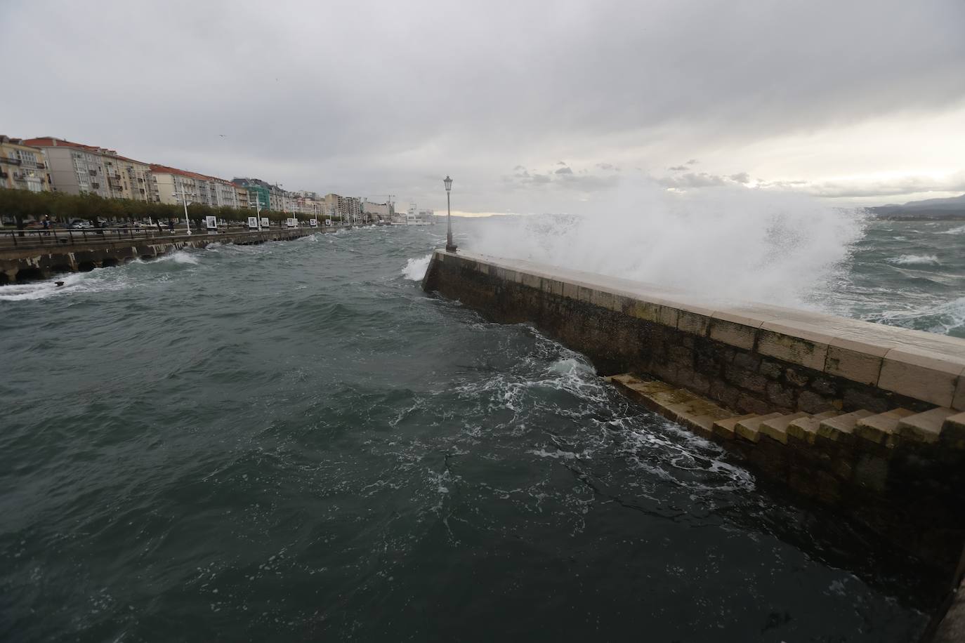 La potente surada encabrita el mar en la bahía