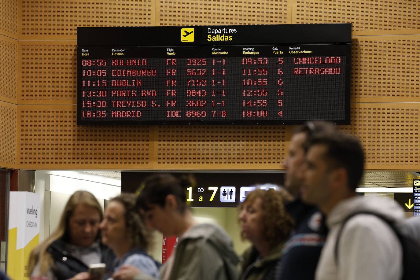 Vuelos desviados y cancelados en el aeropuerto Seve Ballesteros, con colas de afectados