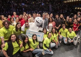 Toni Nadal, la consejera Begoña Gómez del Río y voluntarios de la Asociación Buscando Sonrisas, ayer, en el Palacio de Festivales.