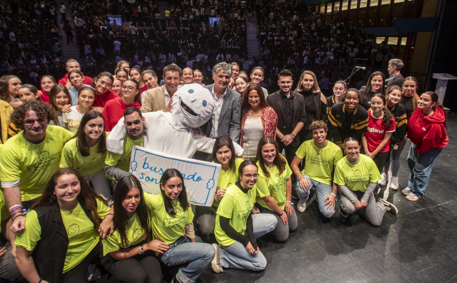 Toni Nadal, la consejera Begoña Gómez del Río y voluntarios de la Asociación Buscando Sonrisas, ayer, en el Palacio de Festivales.