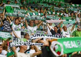 La grada de los Campos de Sport entona 'La Fuente de Cacho'.