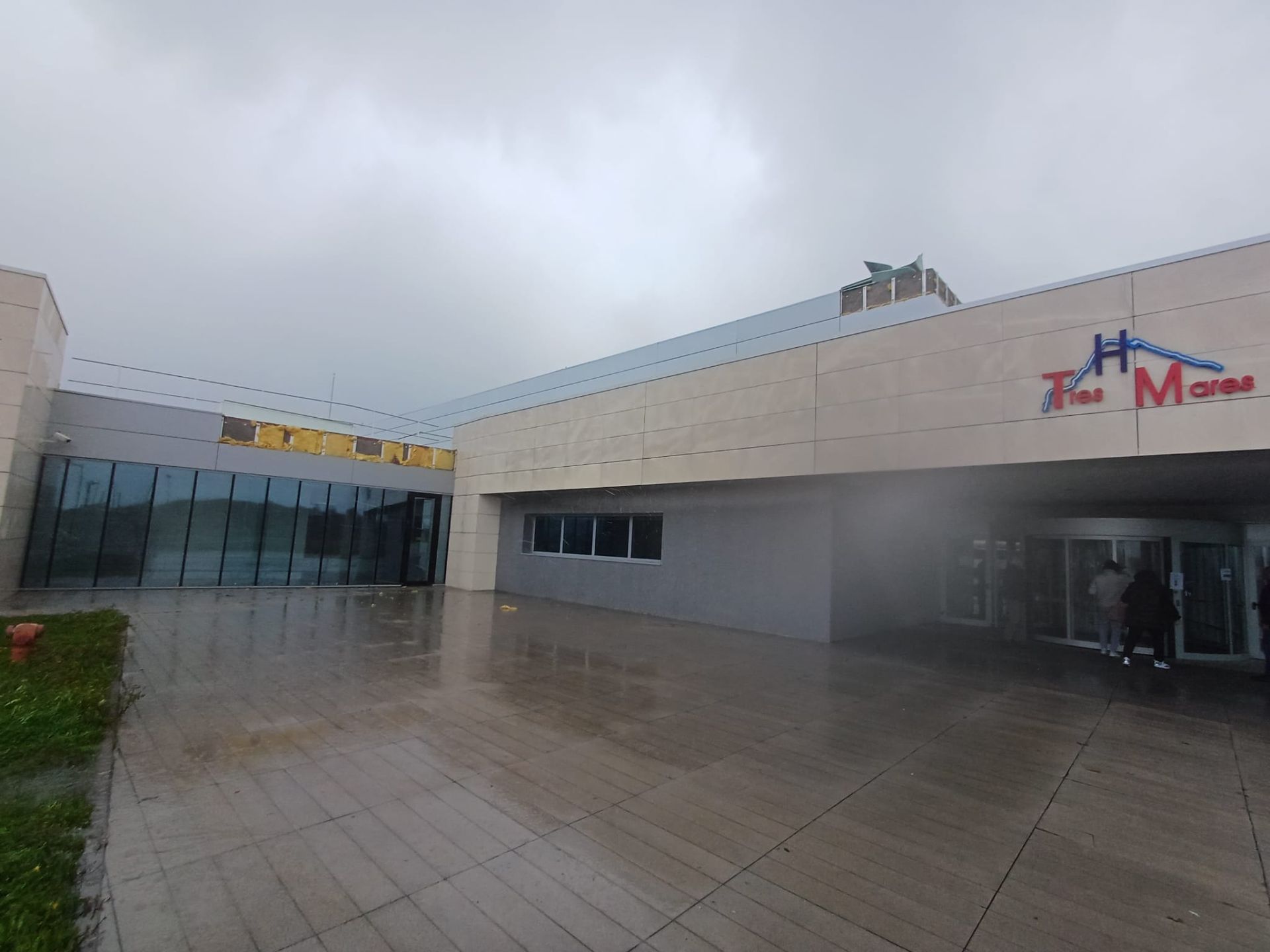 Daños en un lateral de la fachada del hospital Tres Mares de Reinosa, donde se han producido desprendimientos