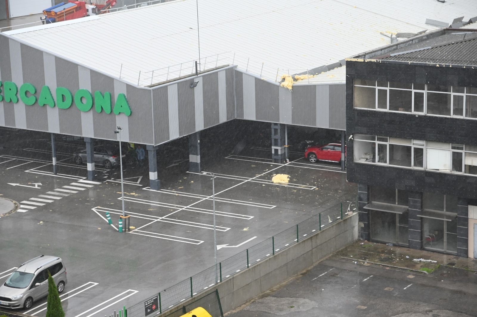 Vista del techo del Mercadona de Reinosa, con restos de aislante desprendidos