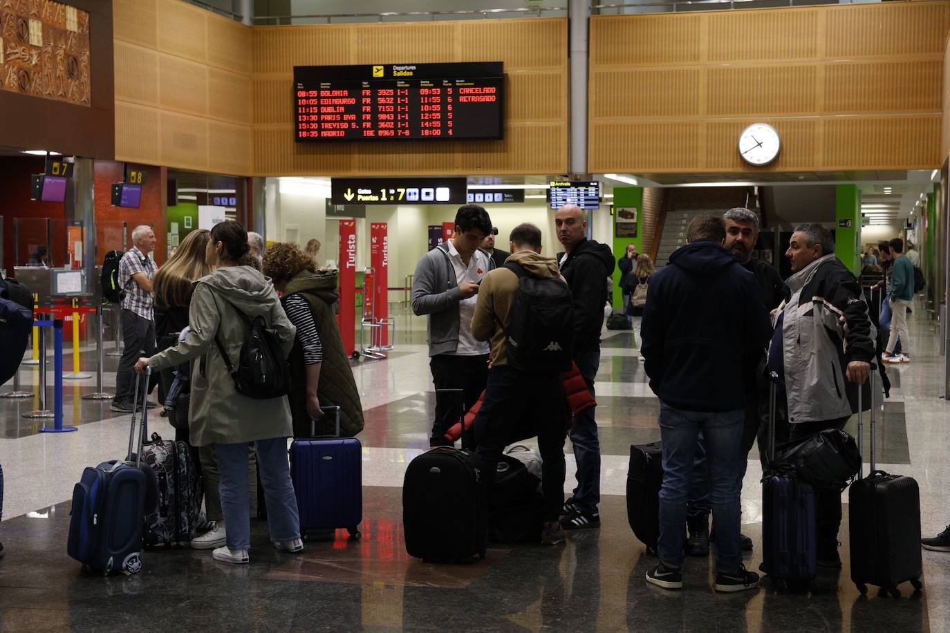 Viajeros afectados por las cancelaciones de sus vuelos 